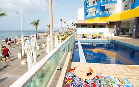 Pé na Areia - Flat com Piscina, Ar e Garagem na Barra